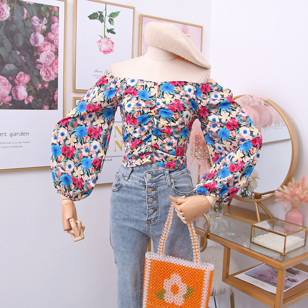 Μοντέρνα γυναικεία μπλούζα με floral μοτίβα και neckline