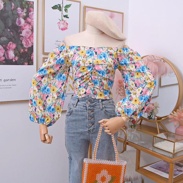 Μοντέρνα γυναικεία μπλούζα με floral μοτίβα και neckline