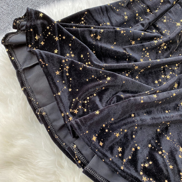 Stílusos női ruha csillogó hatású fekete színben