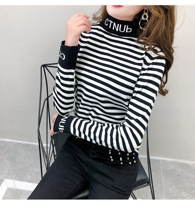 Csíkos női póló, ujján felirattal több színben