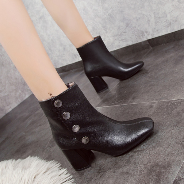 Modern női téli csizma vastag sarkú bézs és fekete színben