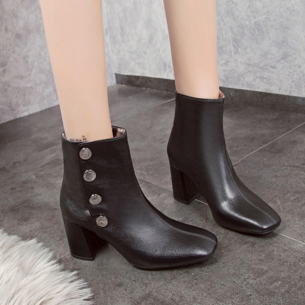 Modern női téli csizma vastag sarkú bézs és fekete színben