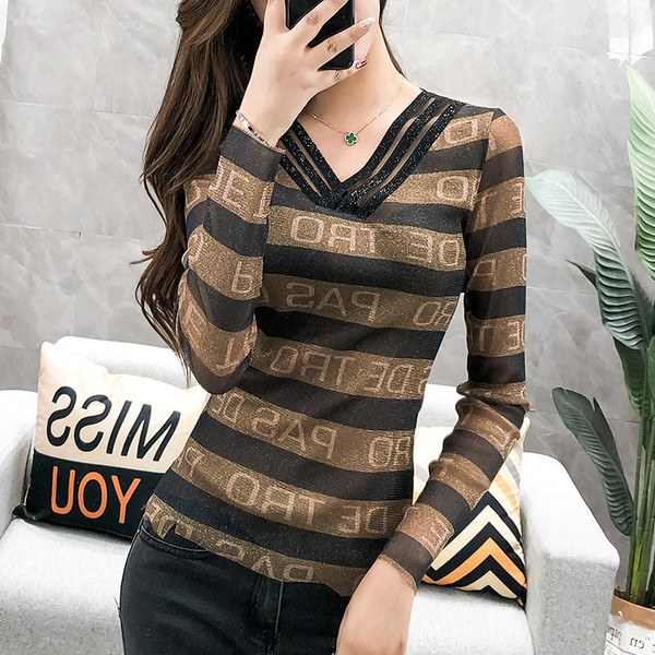 Γυναικεία μπλούζα με λαιμόκοψη και επιγραφές σε διάφορα χρώματα