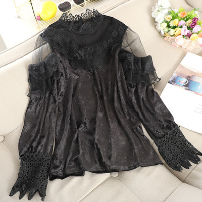 Μοντέρνα γυναικεία μπλούζα βελούδο με δαντέλα και ψηλό γιακά