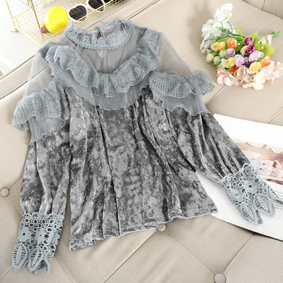 Μοντέρνα γυναικεία μπλούζα βελούδο με δαντέλα και ψηλό γιακά