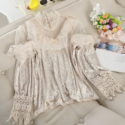 Μοντέρνα γυναικεία μπλούζα βελούδο με δαντέλα και ψηλό γιακά