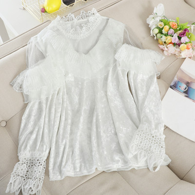 Μοντέρνα γυναικεία μπλούζα βελούδο με δαντέλα και ψηλό γιακά