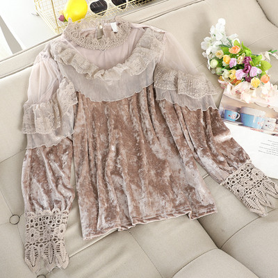 Μοντέρνα γυναικεία μπλούζα βελούδο με δαντέλα και ψηλό γιακά