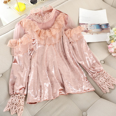 Μοντέρνα γυναικεία μπλούζα βελούδο με δαντέλα και ψηλό γιακά