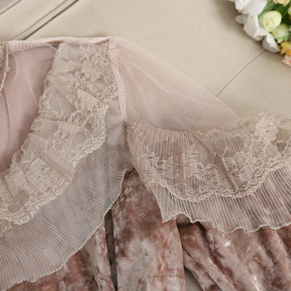 Μοντέρνα γυναικεία μπλούζα  βελούδο με δαντέλα και ψηλό γιακά