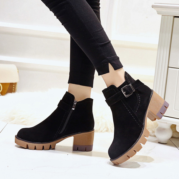 Modern női csizma durva talppal és csattal fekete, zöld és barna színekben