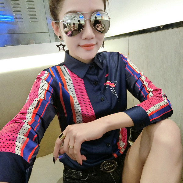 Stílusos női ing színes rátéttel és hímzéssel