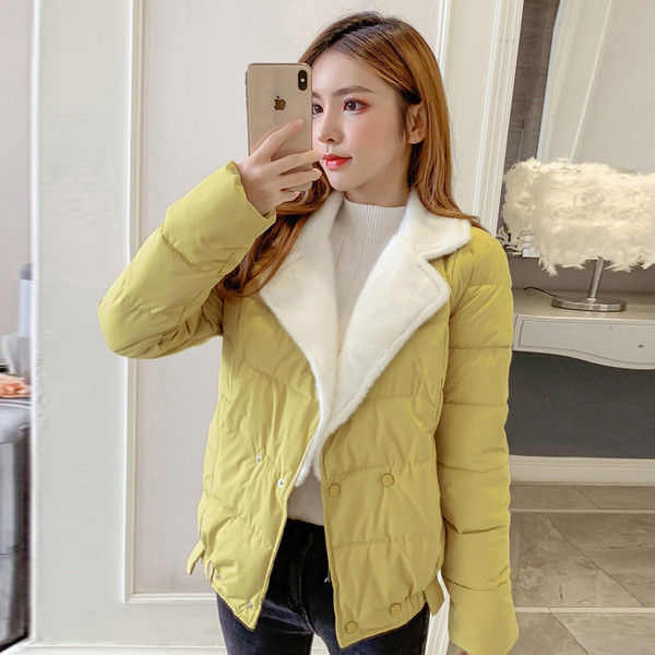 Μοντέρνο χειμερινό γυναικείο μπουφάν με κουμπιά σε λευκό, μαύρο, κίτρινο και ροζ χρώμα