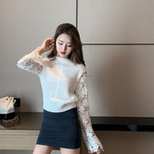 Rövid női pulóver hosszú csipkeujjal