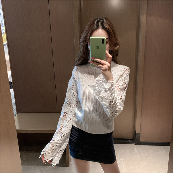 Rövid női pulóver hosszú csipkeujjal