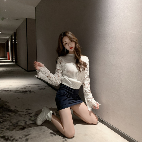 Rövid női pulóver hosszú csipkeujjal