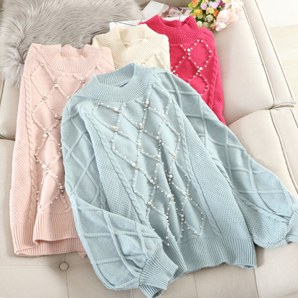 Γυναικείο πουλόβερ με πέρλες  και οβάλ ντεκολτέ σε διάφορα χρώματα