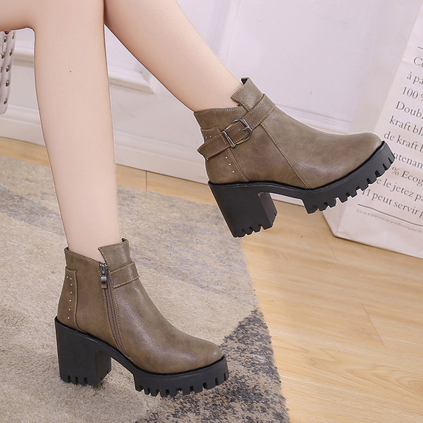 Elegáns női csizma vastag sarokkal és csattal fekete és barna színben