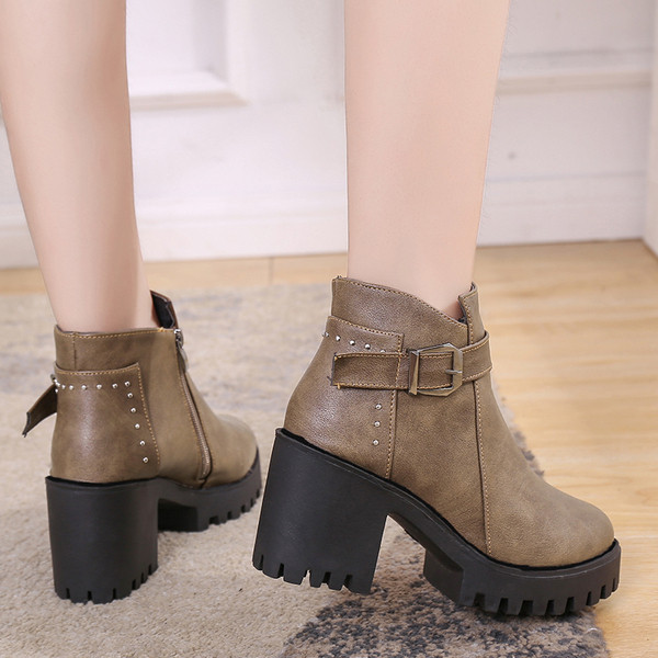 Elegáns női csizma vastag sarokkal és csattal fekete és barna színben