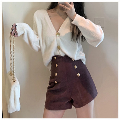 Női rövidnadrág gombokkal, magas derékkal