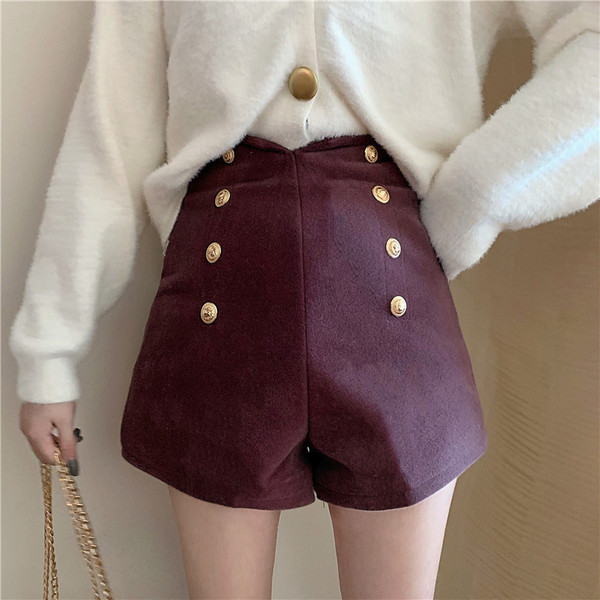 Női rövidnadrág gombokkal, magas derékkal