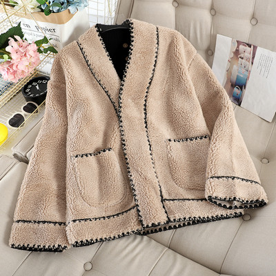 Γυναικείο κοντό παλτό με κουμπιά και τσέπες σε λευκό, μαύρο και μπεζ χρώμα