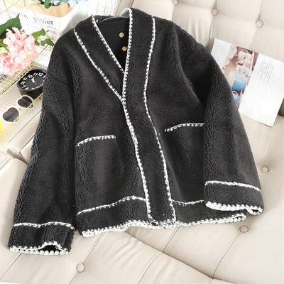 Γυναικείο κοντό παλτό με κουμπιά και τσέπες σε λευκό, μαύρο και μπεζ χρώμα