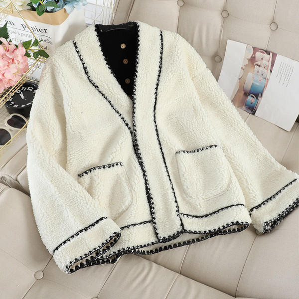 Γυναικείο κοντό παλτό με κουμπιά και τσέπες σε λευκό, μαύρο και μπεζ χρώμα