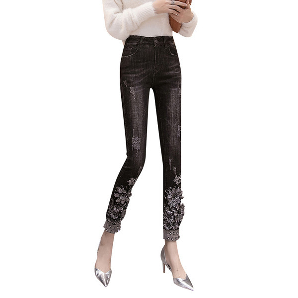 Új női farmer modell fekete hímzéssel és 3D elemmel