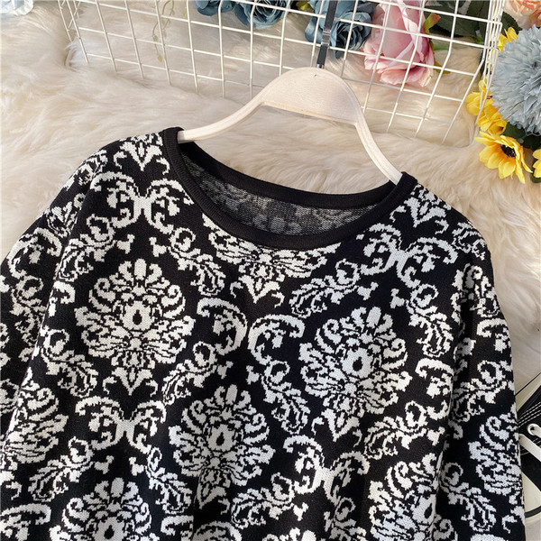 Μοντέρνο γυναικείο πουλόβερ  με στρογγυλό λαιμόκοψη σε τρία χρώματα