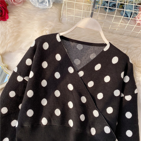 Γυναικείο μοντέρνο πουλόβερ πουά με λαιμόκοψη σε διάφορα χρώματα