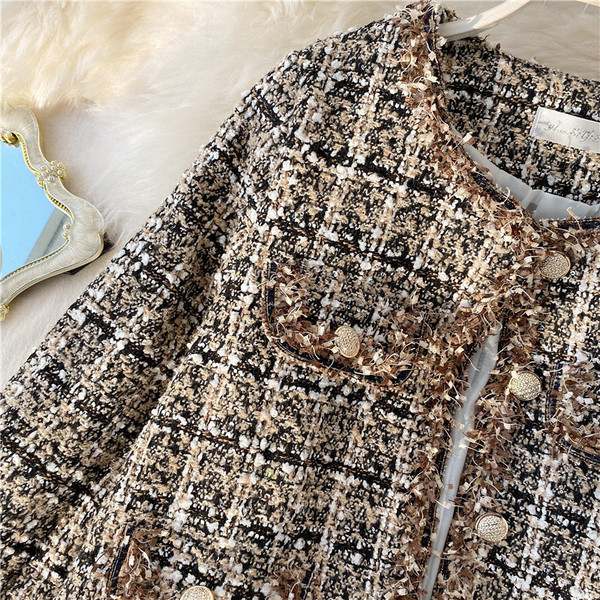 Stílusos női kockás kabát gombokkal