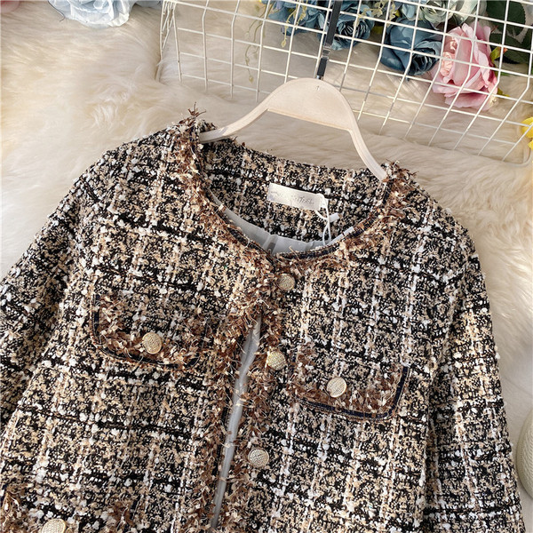 Stílusos női kockás kabát gombokkal