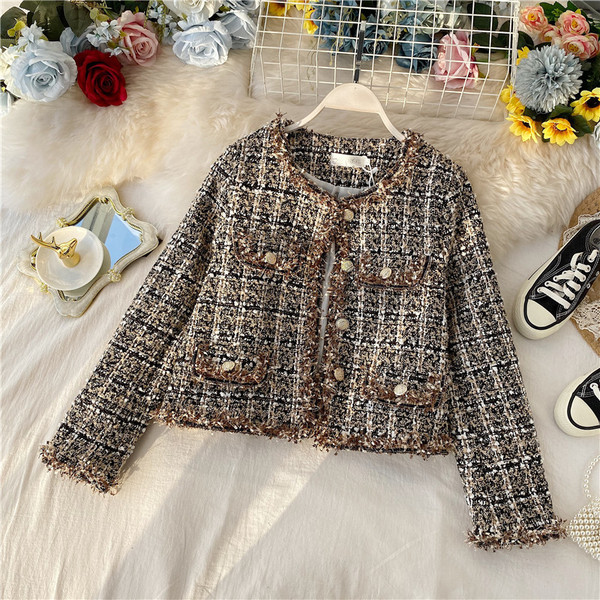 Stílusos női kockás kabát gombokkal