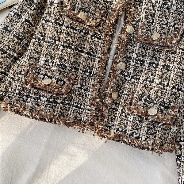 Stílusos női kockás kabát gombokkal