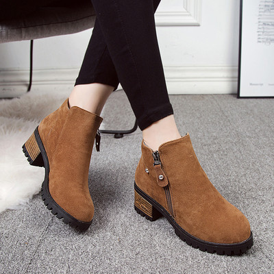 Μοντέρνες γυναικείες μπότες με με χοντρό τακούνι και φερμουάρ σε μαύρο και καφέ χρώμα