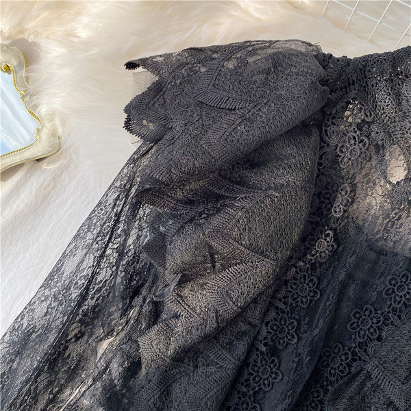 Modern női csipkeblúz alacsony gallérral, fekete színben