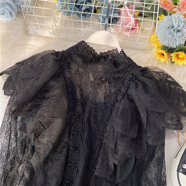 Modern női csipkeblúz alacsony gallérral, fekete színben