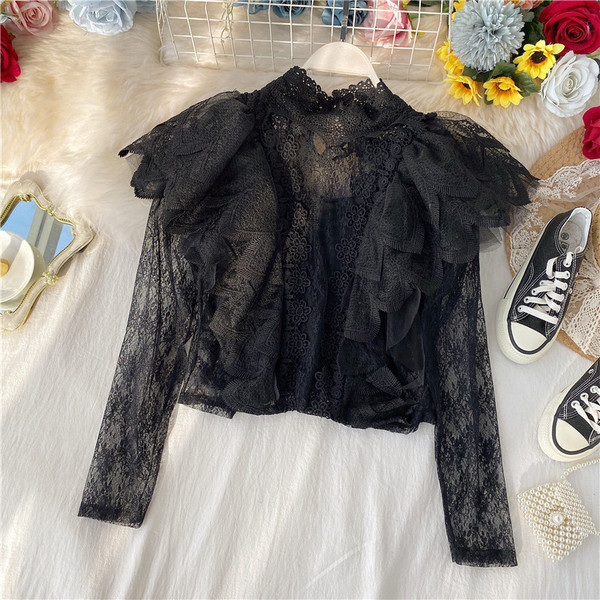 Modern női csipkeblúz alacsony gallérral, fekete színben