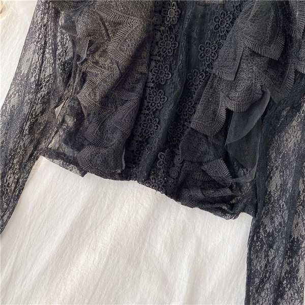 Modern női csipkeblúz alacsony gallérral, fekete színben