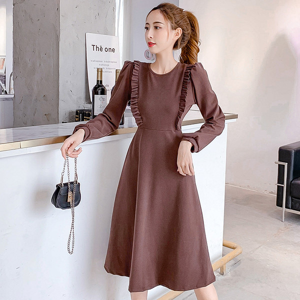 Modern női ruha kerek nyakkivágással, barna és fekete színben