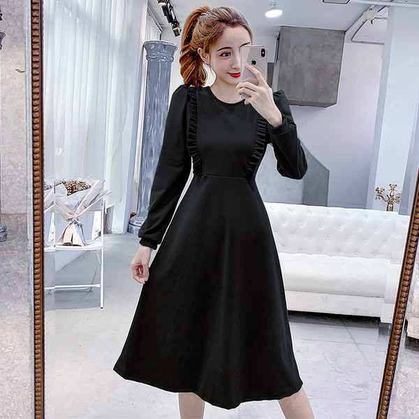 Modern női ruha kerek nyakkivágással, barna és fekete színben