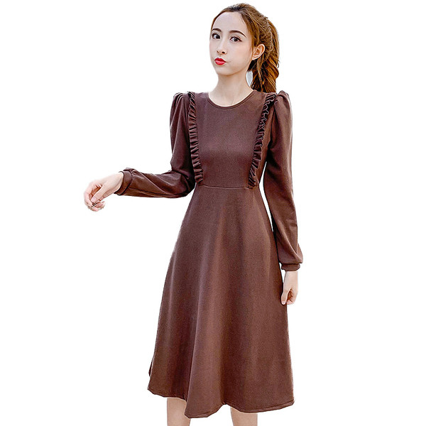 Modern női ruha kerek nyakkivágással, barna és fekete színben