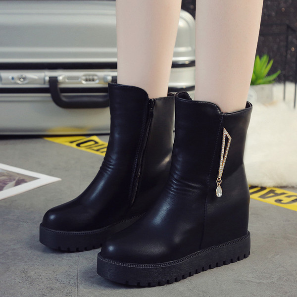 Modern női csizma platform és fém elemmel, fekete színben