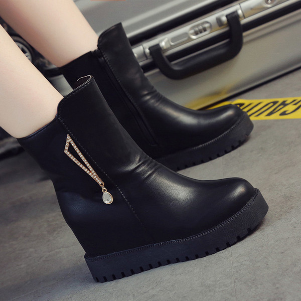 Modern női csizma platform és fém elemmel, fekete színben