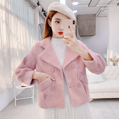 Aktuális női kabát gombokkal és zsebekkel fehér és rózsaszín színben