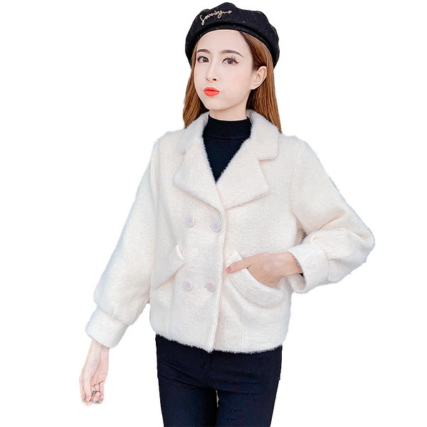 Aktuális női kabát gombokkal és zsebekkel fehér és rózsaszín színben