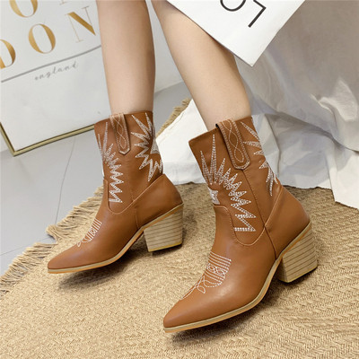 Modern női csizma hegyes modell barna és fekete hímzéssel