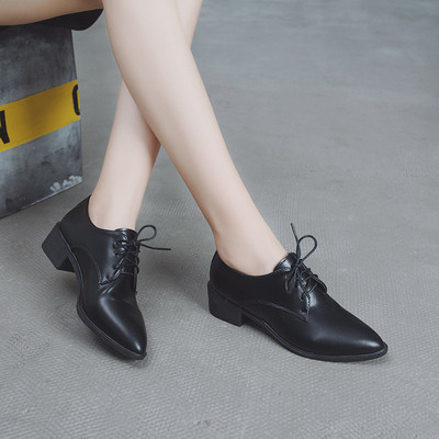 Modern női alkalmi cipő fekete fűzővel