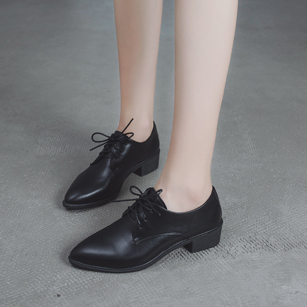 Modern női alkalmi cipő fekete fűzővel